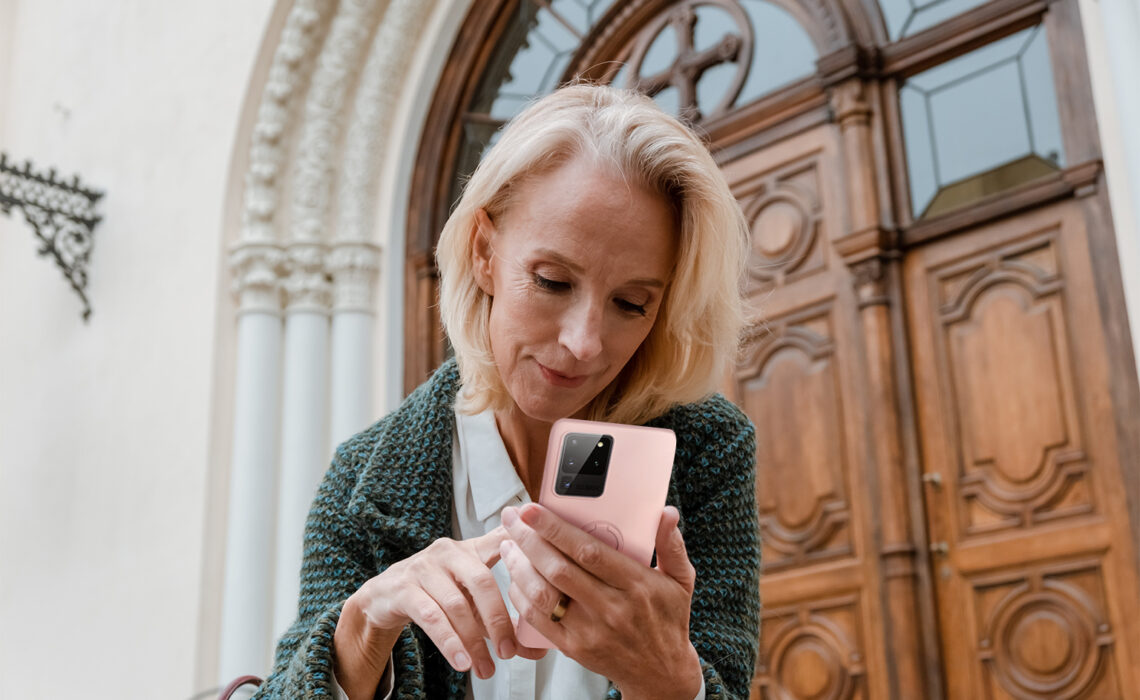 Akcesoria do telefonu dla dojrzałej kobiety