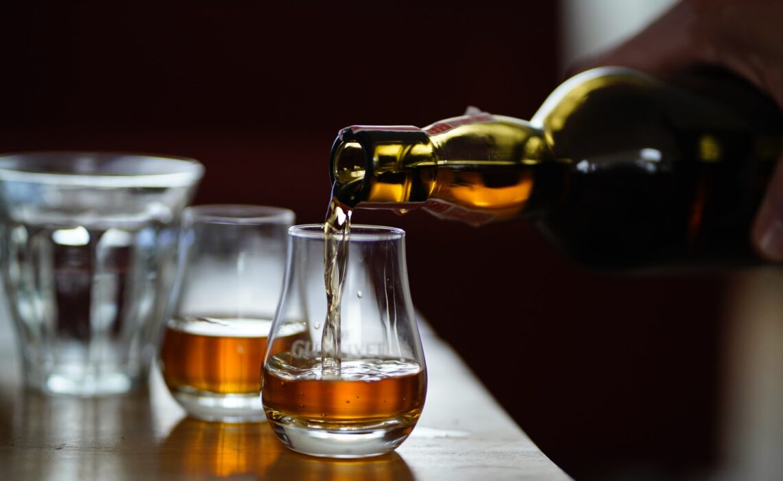 Jak wybrać odpowiednie szklanki do whisky